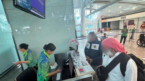 Kantor Imigrasi Kelas II Khusus TPI Singaraja mendeportasi WNA pelanggar izin tinggal melalui Bandara Internasional I Gusti Ngurah Rai, Jumat (10/7/2026). (Dok. Imigrasi Singaraja)