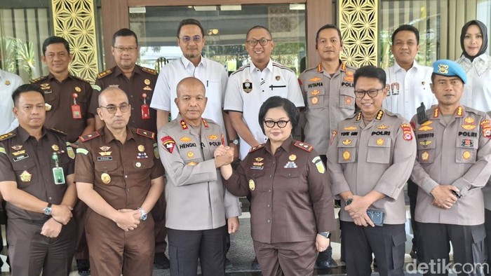 Kapolda Banten Irjen Hengki bersilaturahmi dengan Kepala Kejaksaan Tinggi (Kajati) Banten, Bernadeta Maria Erna Elastiyani (dok istimewa)