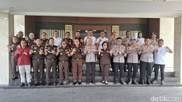 Kapolda Banten Irjen Hengki bersilaturahmi dengan Kepala Kejaksaan Tinggi (Kajati) Banten, Bernadeta Maria Erna Elastiyani (dok istimewa)