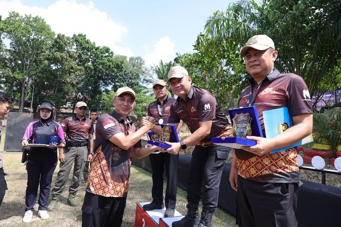 Kapolda Sumsel Serahkan Piala Juara Menembak di Palembang