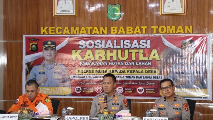 Kapolres Muba AKBP Ruri Prastowo melakukan sosialisasi pencegahan karhutla ke Kepala Desa