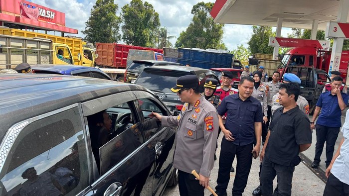 Kapolresta Pangkalpinang Kombes Indra Wijatmiko melakukan inspeksi mendadak (sidak) di sejumlah Stasiun Pengisian Bahan Bakar Umum (SPBU).