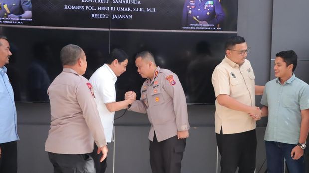 Kapolresta Samarinda Kombes Hendri Umar bersilaturahmi ke Kejari Samarinda, Selasa (14/7/2026) Kapolresta Samarinda Kombes Hendri Umar bersilaturahmi ke Kejari Samarinda, Selasa (14/7/2026)