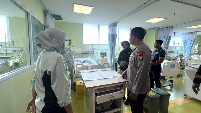 Kapolsek Tarumajaya AKP I Gede Bagus Ariska Sudana membesuk bocah yang dianiaya ibu tiri di RSUD Koja, Selasa (14/7/2026).