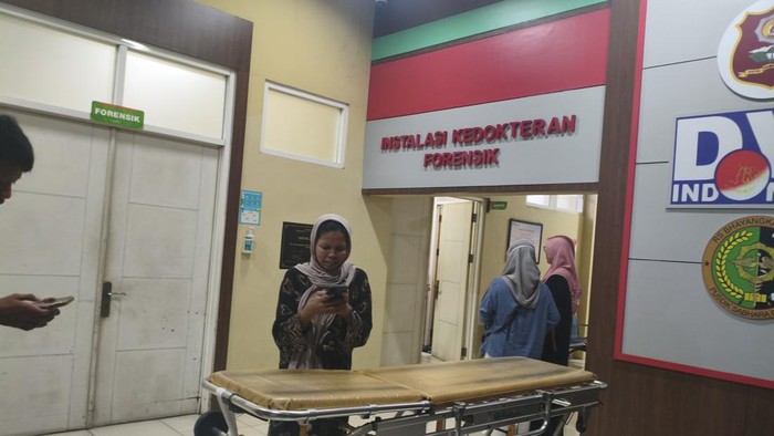 Keluarga korban kecelakaan maut CR-V dengan truk di RS Bhayangkara Porong, Sidoarjo