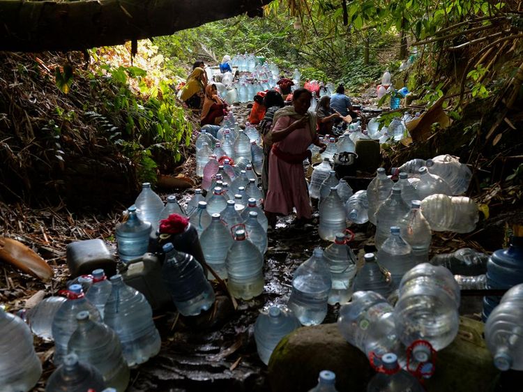 Kekeringan Paksa Warga Cilegon Susuri Hutan Cari Air
