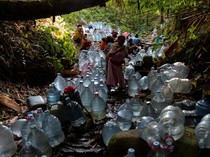 Kekeringan Paksa Warga Cilegon Susuri Hutan Cari Air