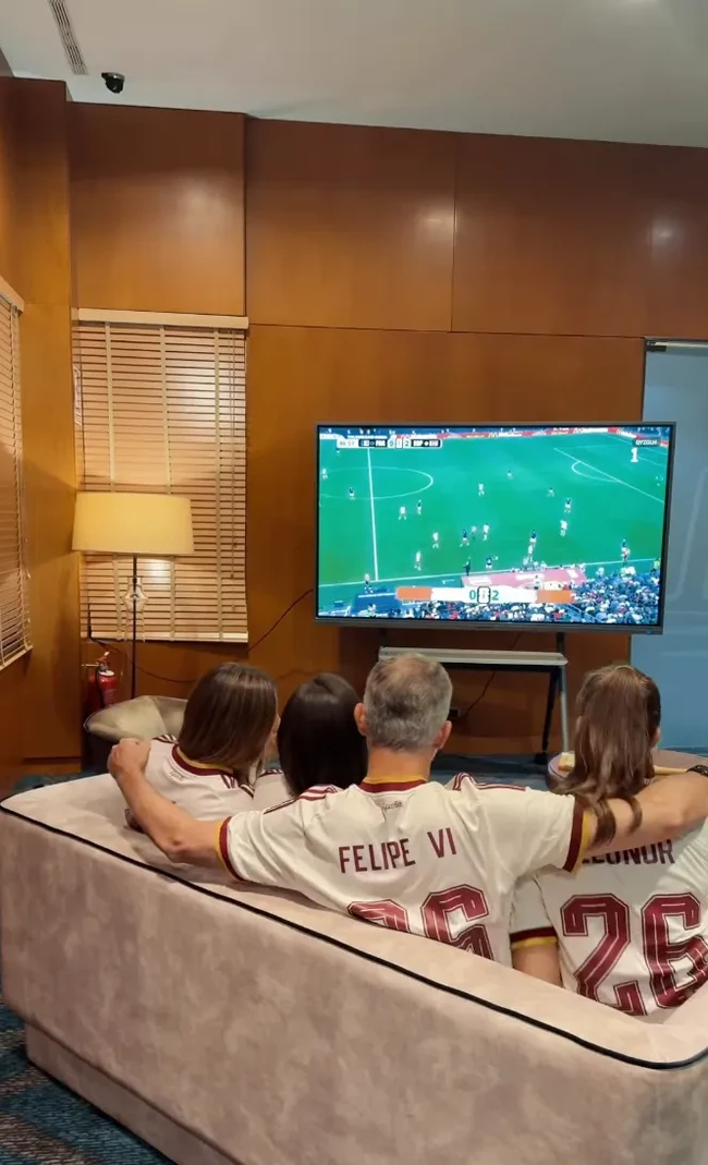 Momen kebersamaan keluarga kerajaan itu dibagikan melalui video candid yang dirilis Istana Kerajaan Spanyol sesaat setelah La Roja menang 2-0 atas Prancis dan memastikan tiket ke final Piala Dunia 2026. Foto: Instagram/@casareal.es