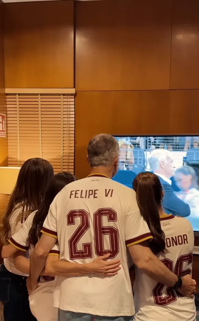 Dalam beberapa momen lain, keluarga kerajaan juga terlihat saling merangkul sambil menyaksikan pertandingan. Spanyol memastikan lolos ke final berkat kemenangan 2-0 atas Prancis melalui gol Mikel Oyarzabal dan Pedro Porro di AT&T Stadium, Arlington, Texas. Hasil tersebut membawa La Roja kembali ke final Piala Dunia untuk pertama kalinya sejak menjadi juara pada 2010. Foto: Instagram/@casareal.es