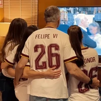Dalam beberapa momen lain, keluarga kerajaan juga terlihat saling merangkul sambil menyaksikan pertandingan. Spanyol memastikan lolos ke final berkat kemenangan 2-0 atas Prancis melalui gol Mikel Oyarzabal dan Pedro Porro di AT&T Stadium, Arlington, Texas. Hasil tersebut membawa La Roja kembali ke final Piala Dunia untuk pertama kalinya sejak menjadi juara pada 2010. Foto: Instagram/@casareal.es