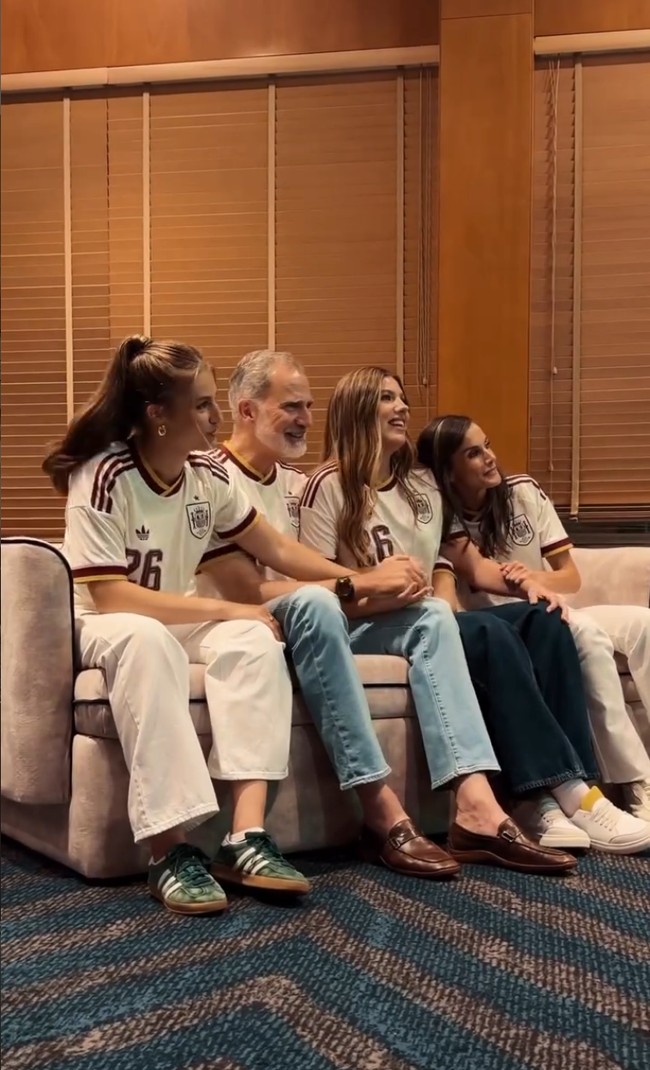 Raja Felipe VI, Ratu Letizia, Putri Leonor, dan Infanta Sofía kompak mengenakan jersey Timnas Spanyol saat menyaksikan laga semifinal Piala Dunia 2026 melawan Prancis. Foto: Instagram/@casareal.es