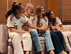7 Gaya Kompak Raja-Ratu Spanyol Pakai Jersey Rayakan Kemenangan La Furia Roja
