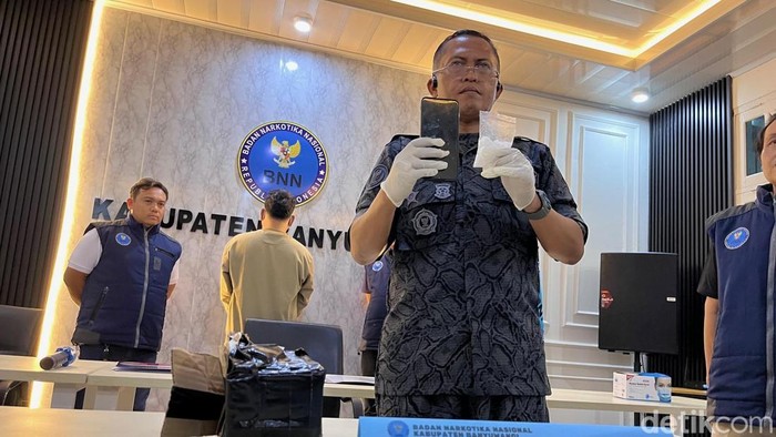 Kepala BNNK Banyuwangi menunjukkan bukti Sabu seberat 40,1 gram di kantor BNNK Banyuwangi.