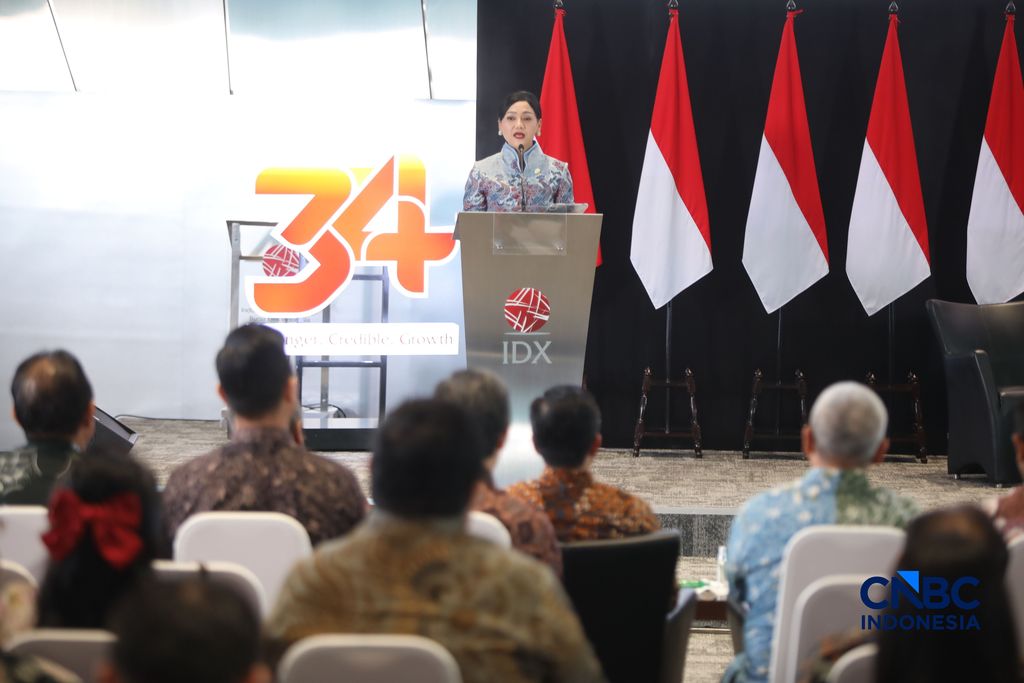 Ketua Dewan Komisioner Otoritas Jasa Keuangan, Friderica Widyasari Dewi saat menyampaikan pemaparan dalam Investment Forum 2026 di Bursa Efek Indonesia (BEI), Jakarta, Rabu (15/7/2026). (CNBC Indonesia/Faisal Rahman)
