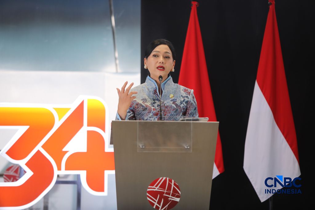 Ketua Dewan Komisioner Otoritas Jasa Keuangan, Friderica Widyasari Dewi saat menyampaikan pemaparan dalam Investment Forum 2026 di Bursa Efek Indonesia (BEI), Jakarta, Rabu (15/7/2026). (CNBC Indonesia/Faisal Rahman)
