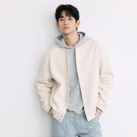 “Dicintai karena penampilannya yang mengesankan di Queen of Tears, Its Okay to Not Be Okay, dan My Love from the Star, daya tarik abadi Kim Soo Hyun terus beresonansi dengan penonton di seluruh Asia. Kembalinya dia ke BENCH mencerminkan kepercayaan abadi merek fashion ini dalam pengaruh dan hubungannya dengan para penggemar,” sambung perwakilan BENCH tersebut. Foto: dok. Instagram @bcbench