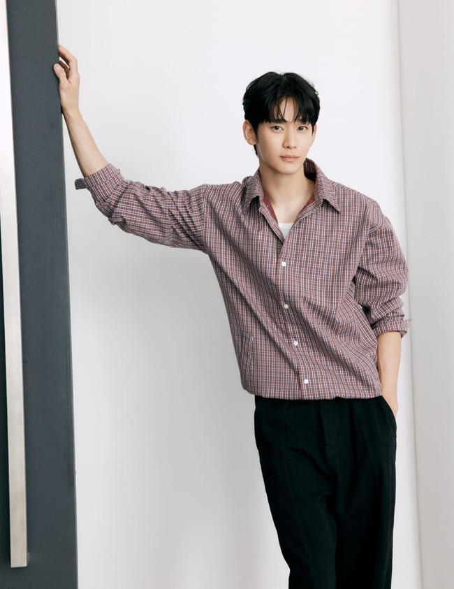 Kim Soo Hyun sebelumnya didapuk menjadi global ambassador BENCH pada 2021. Wajahnya menghiasi billboard di Filipina. Aktor dengan bayaran termahal di Korea Selatan juga sudah dua kali diboyong ke Filipina oleh BENCH untuk mengadakan fan meeting pada Juni 2021 dan Juni 2022. Foto: dok. Instagram @bcbench