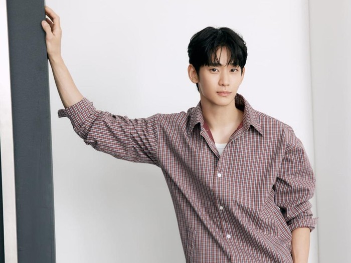 Kim Soo Hyun menjalani pemotretan perdana setelah vakum selama setahun akibat skandal masa lalunya dengan mendiang Kim Sae Ron.