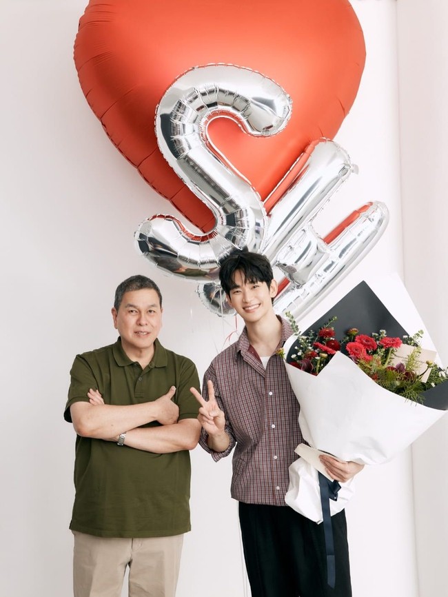 Pendiri sekaligus CEO merek fashion BENCH, Ben Chan memberikan sambutan hangat dalam sesi pemotretan yang diadakan Selasa (14/7/2026) kemarin. Tampak berpose di sebelah Kim Soo Hyun dengan dekorasi balon hati dan inisial namanya. Bintang Queen of Tears itu juga mendapat rangkaian buket bunga. Foto: dok. Instagram @bcbench
