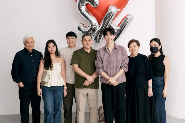 “Kim Soo Hyun kembali menjadi wajah BENCH, hal ini menandai penyambutan hangat dari kemitraannya yang paling dikenal publik. Aktor Korea yang mendapat pengakuan ini baru-baru ini syuting campaign terbaru BENCH, menandakan dimulainya babak baru dalam kehidupan kariernya,” tulis arsitek utama dan desainer interior BENCH, memamerkan momen Kim Soo Hyun berfoto bersama para kru di balik layar. Foto: dok. Instagram @bcbench