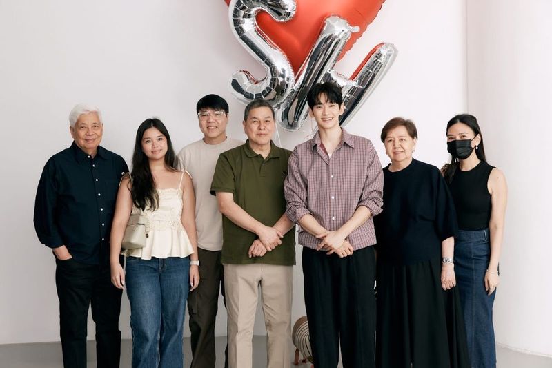 Kim Soo Hyun menjalani pemotretan perdana setelah vakum selama setahun akibat skandal masa lalunya dengan mendiang Kim Sae Ron. Kim Soo Hyun menjalani pemotretan perdana setelah vakum selama setahun akibat skandal masa lalunya dengan mendiang Kim Sae Ron.