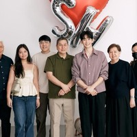 “Kim Soo Hyun kembali menjadi wajah BENCH, hal ini menandai penyambutan hangat dari kemitraannya yang paling dikenal publik. Aktor Korea yang mendapat pengakuan ini baru-baru ini syuting campaign terbaru BENCH, menandakan dimulainya babak baru dalam kehidupan kariernya,” tulis arsitek utama dan desainer interior BENCH, memamerkan momen Kim Soo Hyun berfoto bersama para kru di balik layar. Foto: dok. Instagram @bcbench