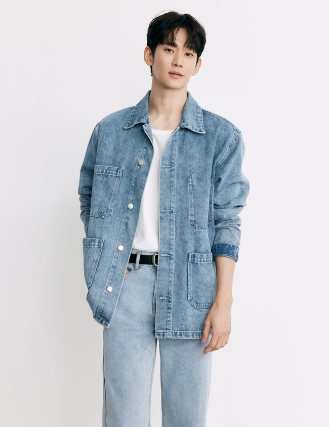 “Memulai babak baru dengan wajah yang familiar. Selamat datang kembali, Kim Soo Hyun ❤️” demikian keterangan foto akun Instagram resmi BENCH. Dalam sejumlah foto hasil pemotretannya, Kim Soo Hyun memancarkan pesonanya dengan gaya kasual berbalut paduan kemeja-celana panjang, jaket dan celana jeans, sampai hoodie-jaket varsity. Foto: dok. Instagram @bcbench
