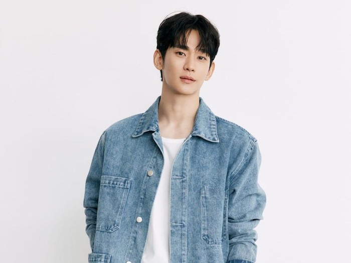 Kim Soo Hyun menjalani pemotretan perdana setelah vakum selama setahun akibat skandal masa lalunya dengan mendiang Kim Sae Ron.