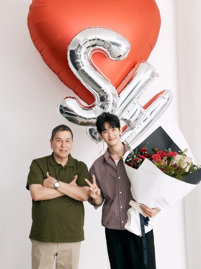Kim Soo Hyun tampil kembali di hadapan publik setelah setahun vakum akibat skandal hubungan masa lalunya dengan mendiang Kim Sae Ron. Ia menjalani pemotretan untuk merek fashion Filipina BENCH. Foto: dok. Instagram @bcbench