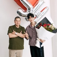 Kim Soo Hyun tampil kembali di hadapan publik setelah setahun vakum akibat skandal hubungan masa lalunya dengan mendiang Kim Sae Ron. Ia menjalani pemotretan untuk merek fashion Filipina BENCH. Foto: dok. Instagram @bcbench