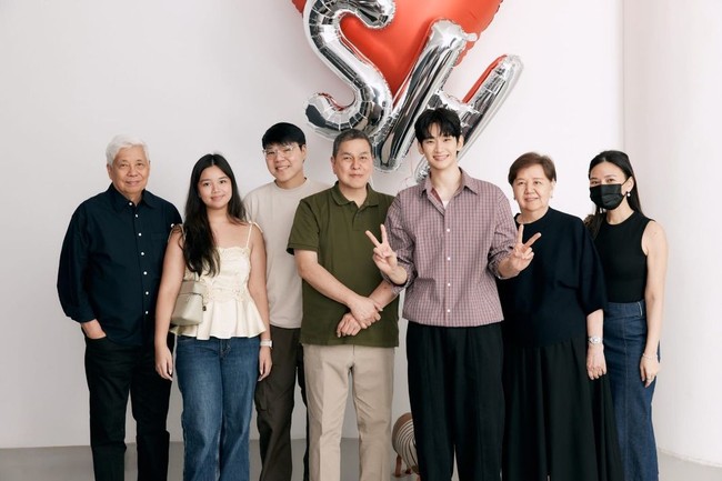 BENCH resmi menjadi merek pertama yang kembali menjalin kerja sama dengan Kim Soo Hyun setelah terkena cancel culture. Setelah terlibat sengketa hukum dengan YouTuber Garosero Research Institute soal tuduhan memacari Kim Sae Ron di bawah umur, polisi menyimpulkan keduanya tidak pernah berpacaran. Bukti foto, video, dan chat yang tersebar dinyatakan sebagai hasil rekayasa AI. Foto: dok. Instagram @bcbench
