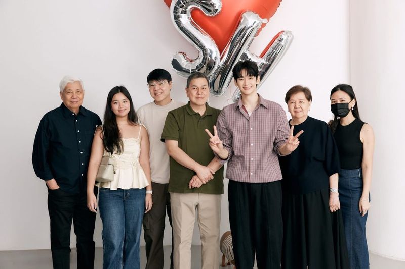 Kim Soo Hyun menjalani pemotretan perdana setelah vakum selama setahun akibat skandal masa lalunya dengan mendiang Kim Sae Ron.