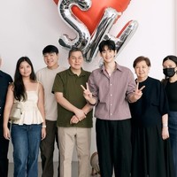 BENCH resmi menjadi merek pertama yang kembali menjalin kerja sama dengan Kim Soo Hyun setelah terkena cancel culture. Setelah terlibat sengketa hukum dengan YouTuber Garosero Research Institute soal tuduhan memacari Kim Sae Ron di bawah umur, polisi menyimpulkan keduanya tidak pernah berpacaran. Bukti foto, video, dan chat yang tersebar dinyatakan sebagai hasil rekayasa AI. Foto: dok. Instagram @bcbench