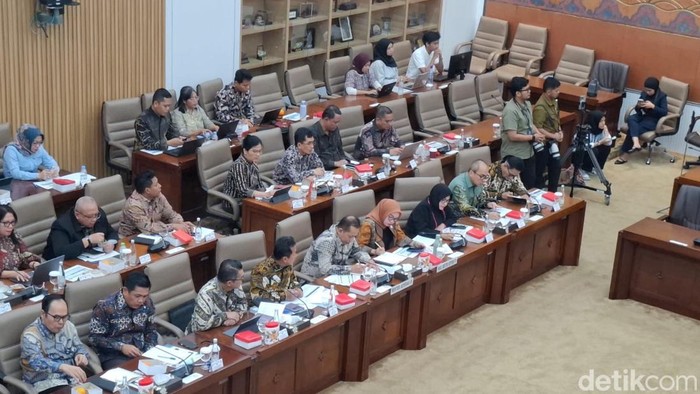 Komisi VI dapat dengan Menteri Koperasi Ferry Juliantono
