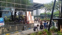 Mobil Tabrak Gedung di SCBD hingga Kaca Bangunan Pecah