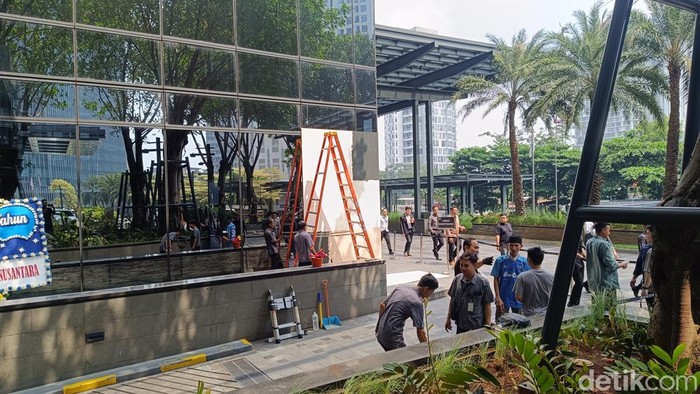 Kondisi gedung di SCBD usai kaca bangunan ditabrak mobil