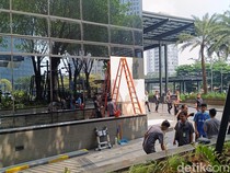 Mobil Tabrak Gedung di SCBD hingga Kaca Bangunan Pecah