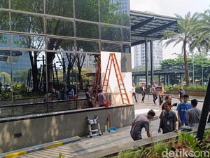 Fakta-fakta Mobil Tabrak Gedung di SCBD hingga Kaca Pecah