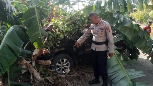 Kondisi mobil yang dikemudikan pastor inisial FD seusai menabrak pejalan kaki hingga tewas di Jalan Trans Maumere-Larantuka, Sikka, NTT, Selasa (14/7/2026). (Foto: Dok. Polres Sikka)