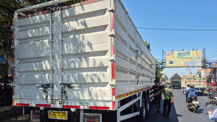 Laka truk trailer tabrak wanita pejalan kaki di Simpang bangjo Batang, Rabu (15/7/2026).