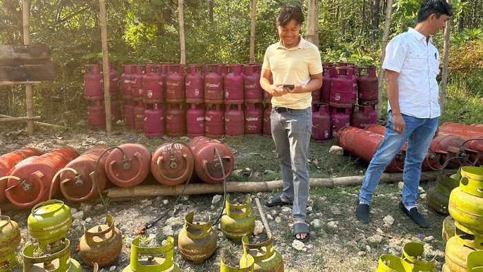 Petugas kepolisian saat memeriksa tempat pengoplosan LPG di Nglencong, Botoreco, Kunduran, Blora.