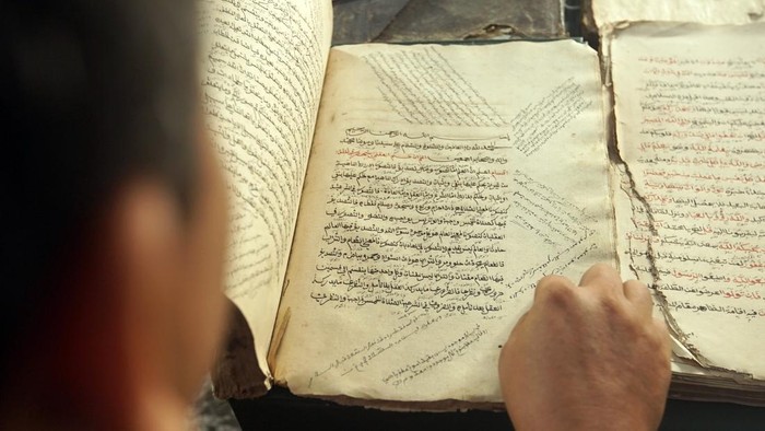 Seorang pegiat sejarah dan arkeologi menunjukkan salah satu manuskrip kuno beraksara Arab dari koleksi pribadinya di Trenggalek, Jawa Timur, Rabu (15/7/2026). Manuskrip yang diperkirakan berasal dari abad ke-19 itu merupakan bagian dari sembilan naskah kuno yang telah terdaftar dalam sistem pendataan digital Perpustakaan Nasional sejak 2024 sebagai upaya mendukung inventarisasi dan pelestarian manuskrip kuno yang tersebar di masyarakat. ANTARA FOTO/Destyan Sujarwoko/tom.