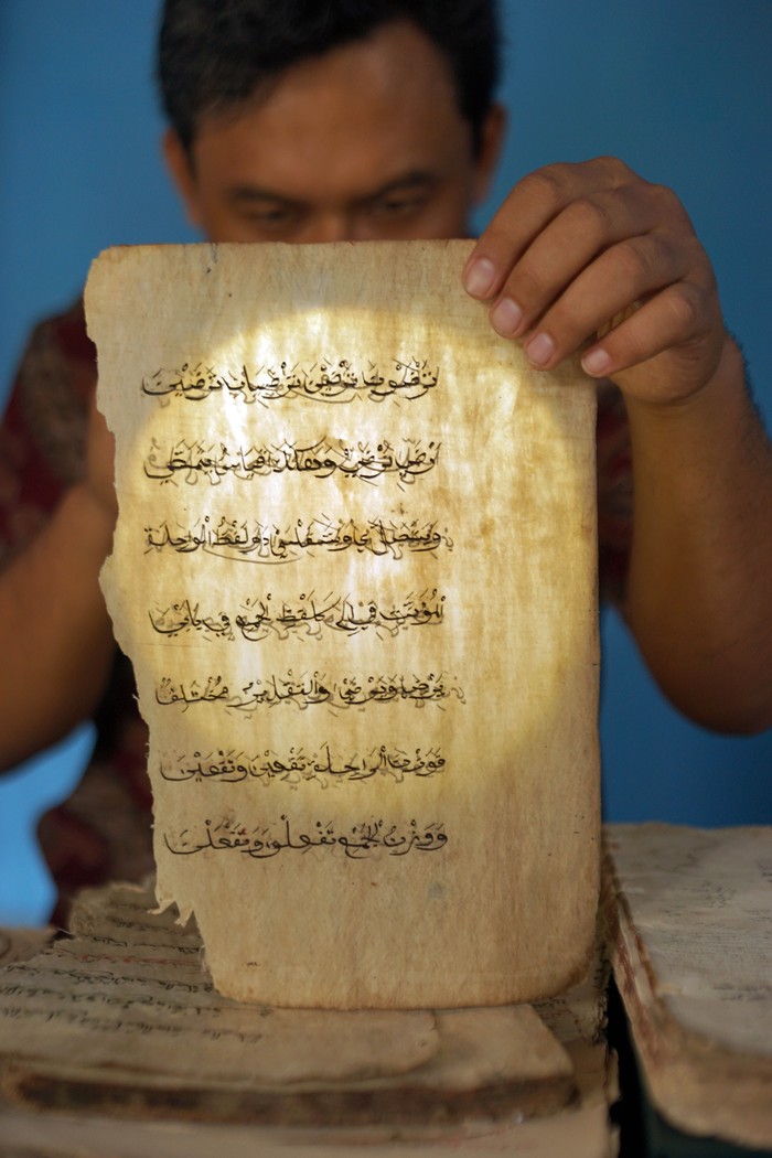 Seorang pegiat sejarah dan arkeologi menunjukkan salah satu manuskrip kuno beraksara Arab dari koleksi pribadinya di Trenggalek, Jawa Timur, Rabu (15/7/2026). Manuskrip yang diperkirakan berasal dari abad ke-19 itu merupakan bagian dari sembilan naskah kuno yang telah terdaftar dalam sistem pendataan digital Perpustakaan Nasional sejak 2024 sebagai upaya mendukung inventarisasi dan pelestarian manuskrip kuno yang tersebar di masyarakat. ANTARA FOTO/Destyan Sujarwoko/tom.