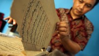 Naskah yang diperkirakan berasal dari abad ke-19 itu menjadi bagian dari sembilan manuskrip kuno yang telah didata secara digital oleh Perpustakaan Nasional sejak 2024. ANTARA FOTO/Destyan Sujarwoko