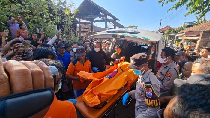 Evakuasi jenazah warga Desa Kaloran, Kecamatan Ngronggot, Kabupaten Nganjuk yang ditemukan tewas terkubur di pekarangan rumahnya