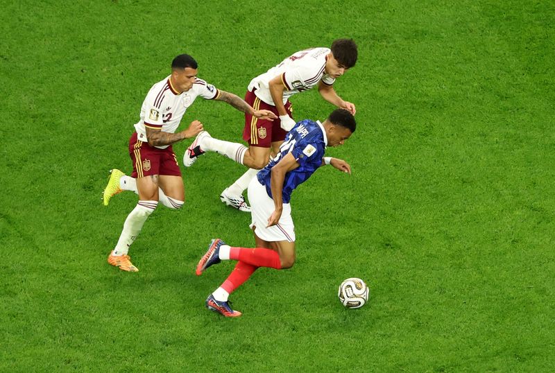 Mbappe Mati Kutu, Prancis Tumbang 0-2 dari Spanyol di Semifinal Piala Dunia 2026 Harapan Prancis untuk melangkah ke final Piala Dunia 2026 harus pupus setelah takluk 0-2 dari Spanyol pada laga semifinal yang berlangsung di AT&T Stadium, Arlington, Rabu (15/7/2026) dini hari WIB. Selain gagal melaju ke partai puncak, sorotan juga tertuju kepada Kylian Mbappe yang tampil jauh di bawah ekspektasi dan tak mampu memberikan ancaman berarti sepanjang pertandingan.