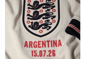 Akun resmi Timnas Inggris di X memamerkan jersey mereka saat nanti berhadapan dengan Argentina di semifinal Piala Dunia 2026. Foto: X.com