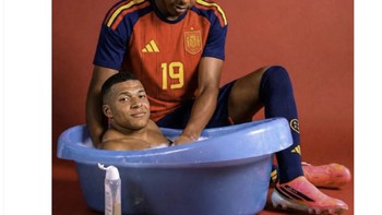 Lamine Yamal lagi-lagi muncul di timeline Mbappe. Kali ini versi meme memandikan Mbappe. Foto: via X.com