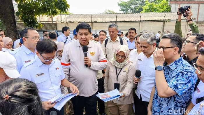 Menteri PKP, Maruarar Sirait saat melihat lahan PT KAI di Kiaracondong, Bandung
