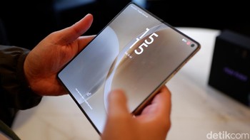 Untuk kebutuhan swafoto, tersedia kamera 32 MP di layar luar dan kamera 20 MP pada layar utama. Foto: Adi FR/detikINET